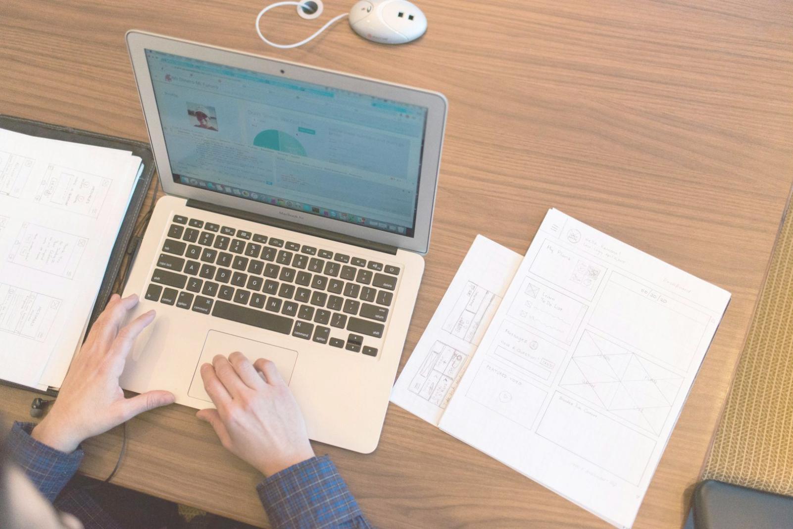 Espace de formation moderne avec équipements technologiques pour l'apprentissage flexible